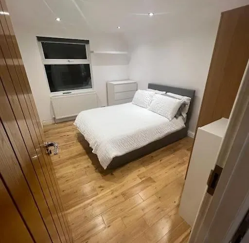 2 Bedroom Apartment In Hampdenrd